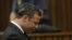 El atleta paralímpico Oscar Pistorius llora sentado en el banquillo del Tribunal Superior de Pretoria hoy, jueves 11 de septiembre de 2014.