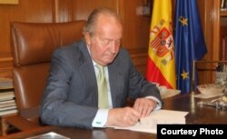 Foto de la Casa Real Española. Juan Carlos I firma la abdicación al trono.
