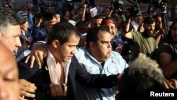 Seguidores de Guaidó lo rescatan de las turbas chavistas a su llegada al aeropuerto de Maiquetía. REUTERS/Fausto Torrealba