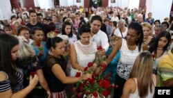 Decenas de personas asisten a una misa celebrada el 22 de mayo de 2018 en la Catedral de la ciudad de Holguín (Cuba).