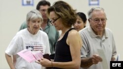 Una mujer revisa unos papeles después de votar en un colegio electoral en California.