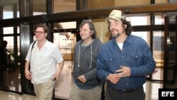 Benicio del Toro (d), el director serbio Emir Kusturica (c) y el productor español Álvaro Longoria (i).