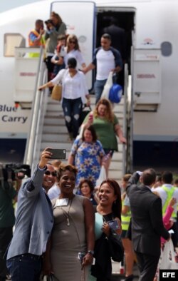 Pasajeros descienden del Airbus 320 de jetBlue que realizó el vuelo 387 Fort Lauderdale-Santa Clara, el primero comercial programado desde EE.UU. en 55 años