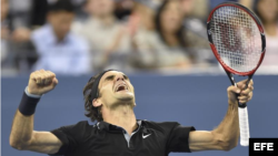 Roger Federer reacciona tras vencer a Gael Monfils.