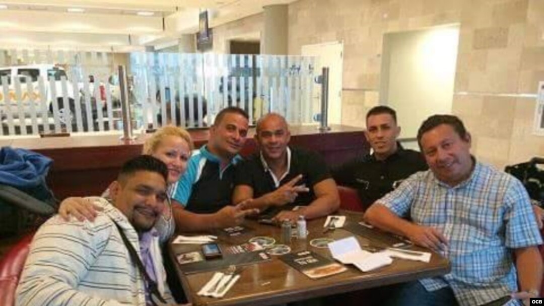 De izquierda a derecha los cinco cubanos y el mexicano a su llegada a Ecuador.
