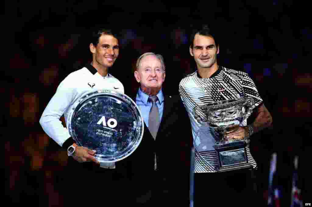 El ex campeón australiano de tenis Rod Laver (C) en la ceremonia de premiación de Roger Federer (d) y Rafael Nadal (i) en el Abierto de Australia.