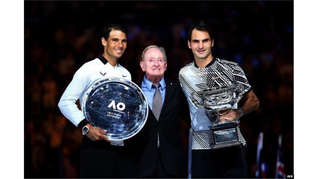 El ex campeón australiano de tenis Rod Laver (C) en la ceremonia de premiación de Roger Federer (d) y Rafael Nadal (i) en el Abierto de Australia.