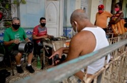 La gente espera ser atendida en un taller privado de reparación de electrodomésticos, en La Habana. (Yamil LAGE / AFP)