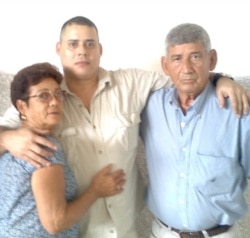 Junto a sus padres, el preso político Humberto Eladio Real Suárez, en 2016. (Foto: DDC)