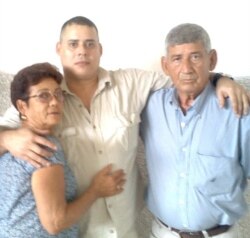 Junto a sus padres, el preso político Humberto Eladio Real Suárez, en 2016. (Foto: DDC)
