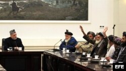 Karzai recibe a familiares de las víctimas.