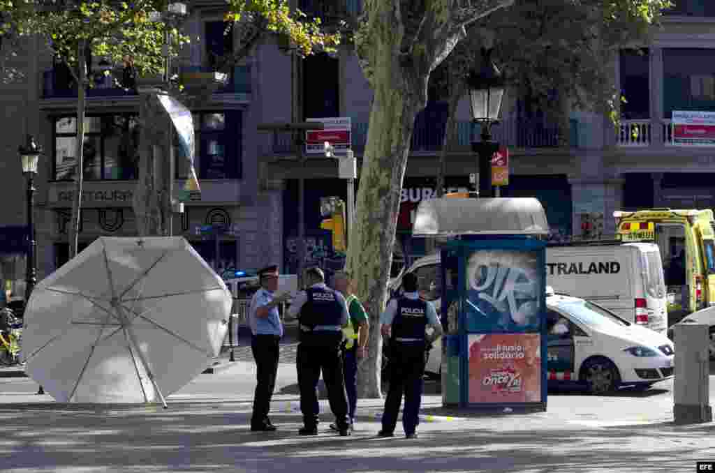 Efectivos policiales en el lugar del atentado ocurrido hoy en las Ramblas de Barcelona, un atropello masivo en el que una furgoneta ha arrollado a varios peatones que paseaban por la zona.