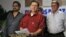 El integrante de las Fuerzas Armadas Revolucionarias de Colombia (FARC) Jorge Torres Victoria (c), alias "Pablo Catatumbo" (i), lee un comunicado en el Centro de Convenciones de La Habana (Cuba). 