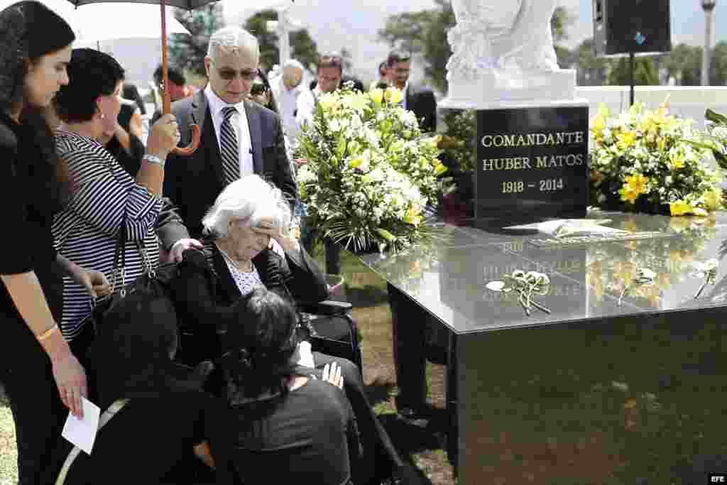 Familiares y amigos del histórico comandante de la revolución cubana Huber Matos asisten a su funeral el sábado 8 de marzo de 2014, en San José (Costa Rica). En este país, que acogió a Matos como exiliado en 1957, se celebró el emotivo funeral.