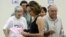 Una mujer revisa unos papeles después de votar en un colegio electoral en California.