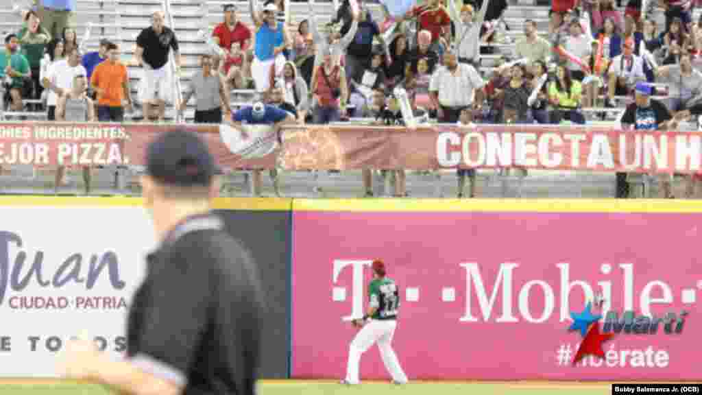 Secuencia de fotografías del jonrón conectado por Yulieski Gourriel y pone el juego 3-1 a favor de Cuba. Foto: Bobby Salamanca Jr.