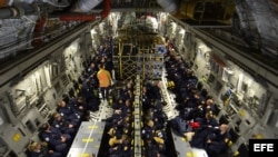 Equipo de búsqueda y rescate del Condado de Fairfax, que esperan para viajar en un avión de las FFAA de EEUU provistos de ayuda humanitaria para las víctimas del seísmo que ha sacudido a Nepal. 