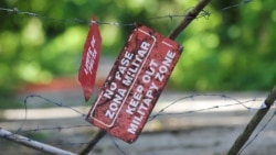 Una puerta improvisada bloquea el paso hacia la base militar cubana cerca de Bejucal, Cuba, el 12 de junio de 2023. (REUTERS/Dave Sherwood)