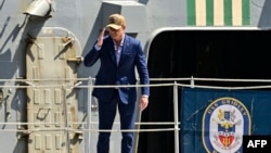 El secretario de Guerra de EEUU, Pete Hegseth, saluda desde el destructor de misiles guiados de la Armada estadounidense USS Gridley durante el ejercicio militar multinacional Panamax 2026 en Ciudad de Panamá, el 13 de agosto de 2026. MARTIN BERNETTI / AFP