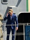 El secretario de Guerra de EEUU, Pete Hegseth, saluda desde el destructor de misiles guiados de la Armada estadounidense USS Gridley durante el ejercicio militar multinacional Panamax 2026 en Ciudad de Panamá, el 13 de agosto de 2026. MARTIN BERNETTI / AFP
