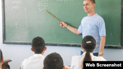 Reporta Cuba. Un profesor imparte clases en Calixto García, Holguín. Foto: Archivo.