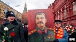 Comunistas rusos sostienen un cartel del ex dictador Josef Stalin, ante su tumba en la Plaza Roja de Moscú, Rusia. Archivo.