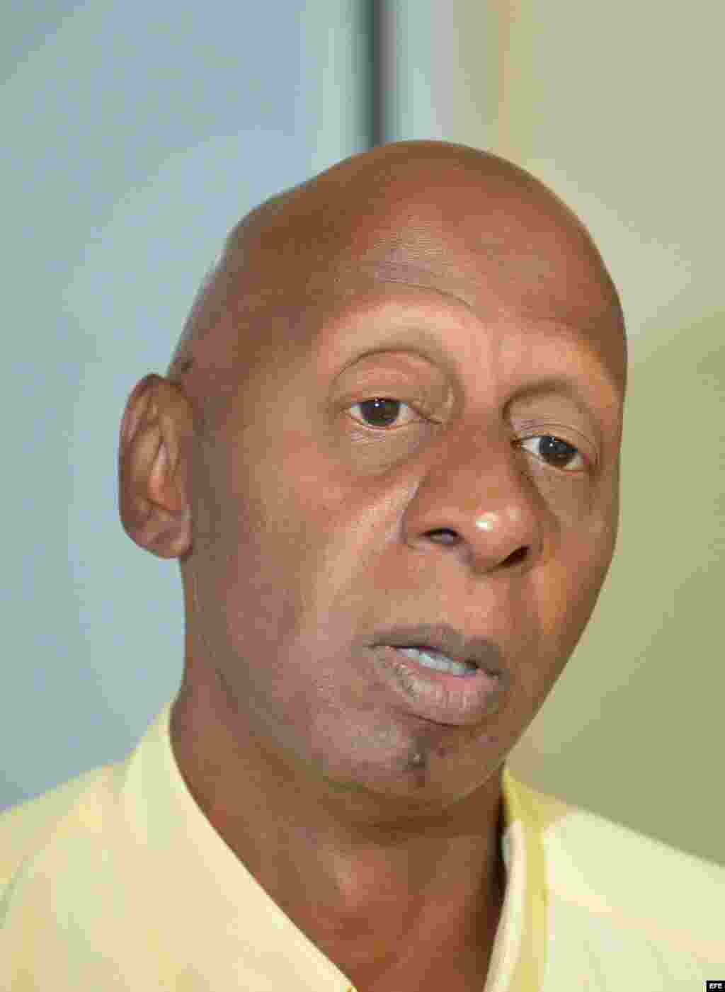 El expreso pol&iacute;tico y opositor cubano Guillermo Fari&ntilde;as en su primer d&iacute;a de actividades en Miami participa en un encuentro con algunos miembros del exilio cubano en la sede de la Fundaci&oacute;n Nacional Cubanoamericana en Miami (EEUU)