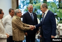 El ministro de Relaciones Exteriores de Rusia, Sergei Lavrov junto a Raúl Castro y Miguel Díaz-Canel en La Habana, Cuba, el 20 de abril de 2023.