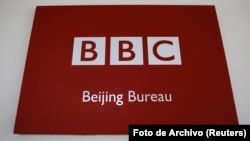 Una placa con el logo de la BBC se observa en la entrada del buró de dicho canal en Beijing, China. [Foto de archivo].