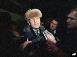 El disidente soviético Andrei Sajarov en su regreso a Moscú en diciembre de 1986 (Foto AP/Boris Yurchenko, Fie)