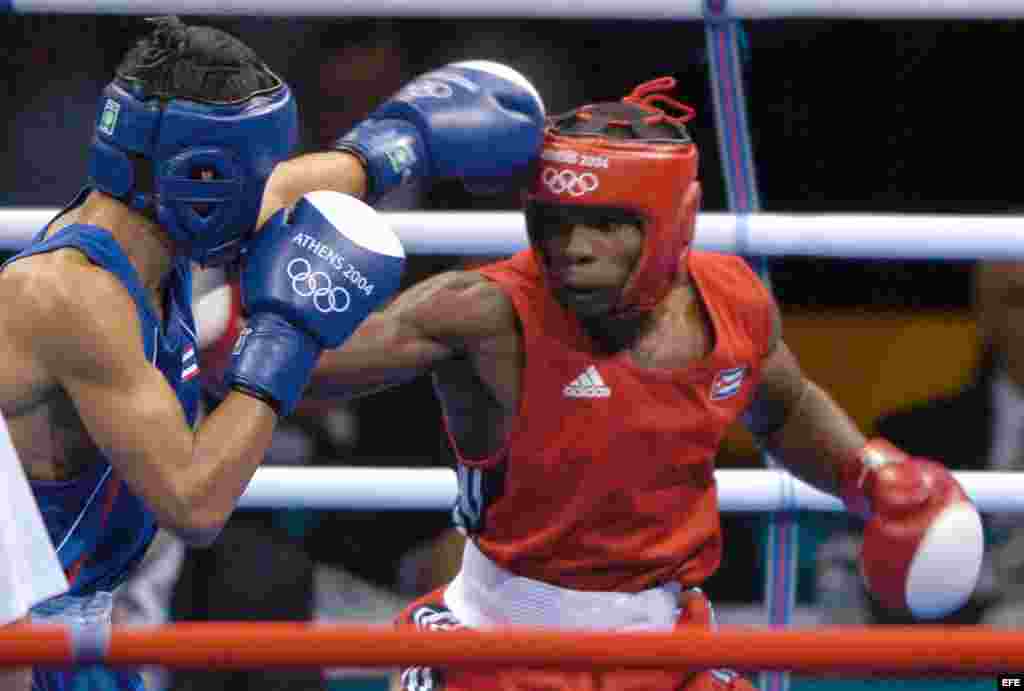 Guillermo Rigondeaux (rojo) pelea contra el tailandés Worapoj Petchkoom (azul) en los Juegos Olímpicos de Atenas 2004.