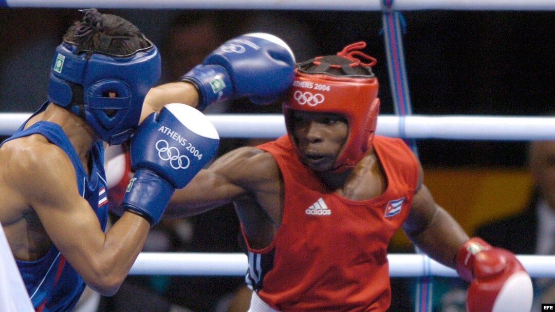 Foto de archivo. Guillermo Rigondeaux (rojo) pelea contra el tailandés Worapoj Petchkoom (azul) en los Juegos Olímpicos de Atenas 2004. 