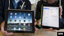  Vista del nuevo iPad mini junto a un iPad de mayor tamaño en la tienda de Apple.  