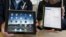  Vista del nuevo iPad mini junto a un iPad de mayor tamaño en la tienda de Apple.  