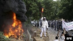 Sudanese frente a la embajada de Alemania en Jartum, Sudán el viernes 14 de septiembre de 2012. 