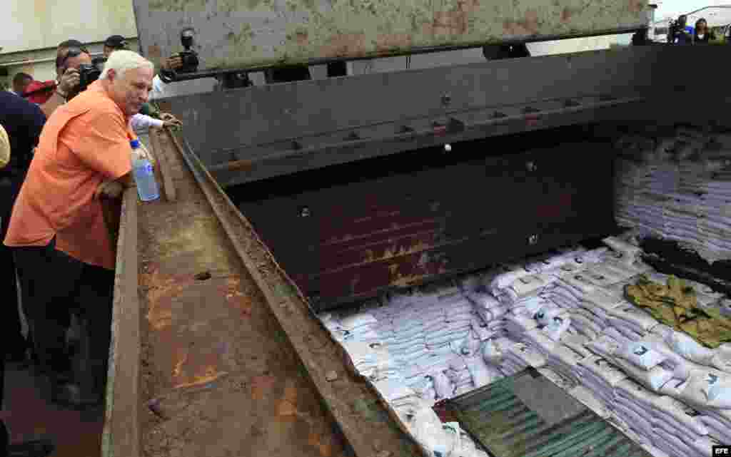 El presidente panameño, Ricardo Martinelli (i), observa los contenedores ocultos entre sacos de azúcar y que presumiblemente contienen material bélico, dentro del barco norcoreano Chong Chon Gang hoy, martes 16 de julio de 2013, en el muelle de Manzanillo