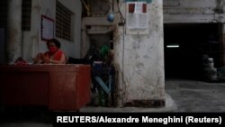 Una mujer trabaja en un parqueo en La Habana, en medio de un rebrote de coronavirus que afecta especialmente a la capital cubana. REUTERS/Alexandre Meneghini