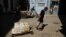 Un cubano traslada tanques de agua en una carretilla en La Habana. Foto: REUTERS/Norlys Pérez