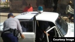 La dama de blanco Tania Hechevarría es conducida bajo arresto en Matanzas. (Cortesía Iván Hernández Carrillo).