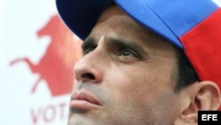 Fotografía cedida por Prensa Comando Simón Bolívar del candidato presidencial venezolano, el líder opositor Henrique Capriles, durante una asamblea de ciudadanos que se llevó a cabo en Caracas (Venezuela) hoy, miércoles