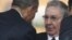 Barack Obama saluda a Raúl Castro.