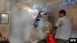  Un hombre fumiga una vivienda en La Habana Vieja, Cuba. 