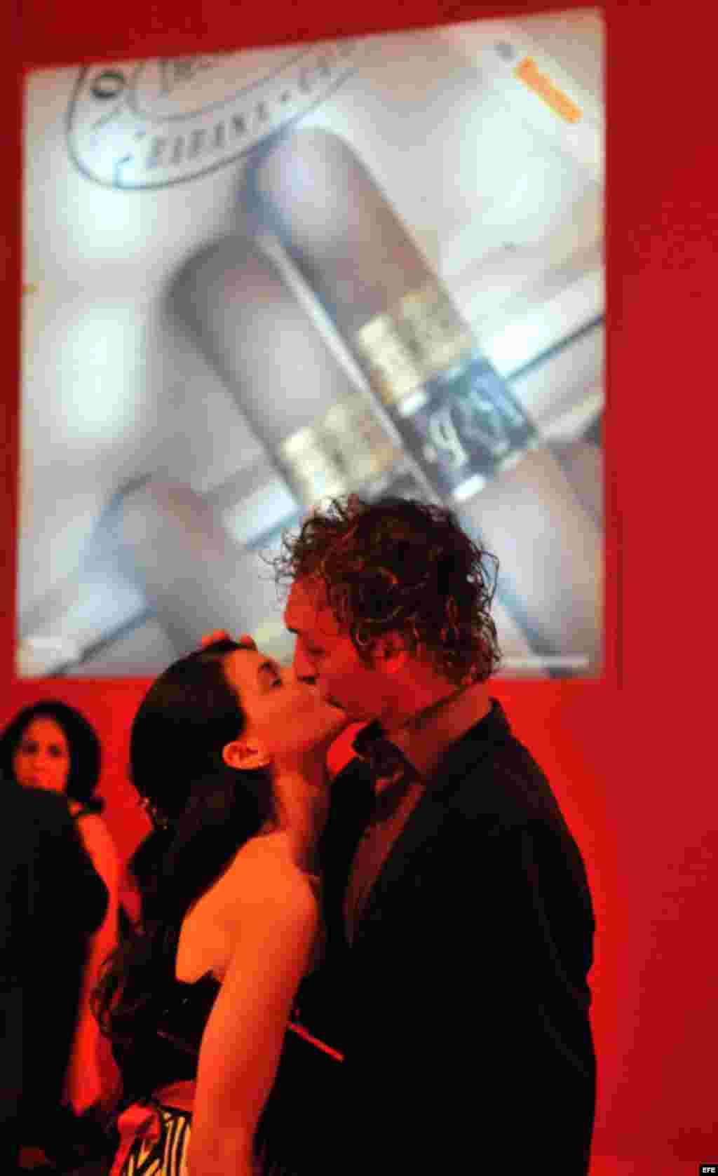 Una pareja besándose durante la cena de gala en el cierre de la XIV edición del Festival del Habano. 