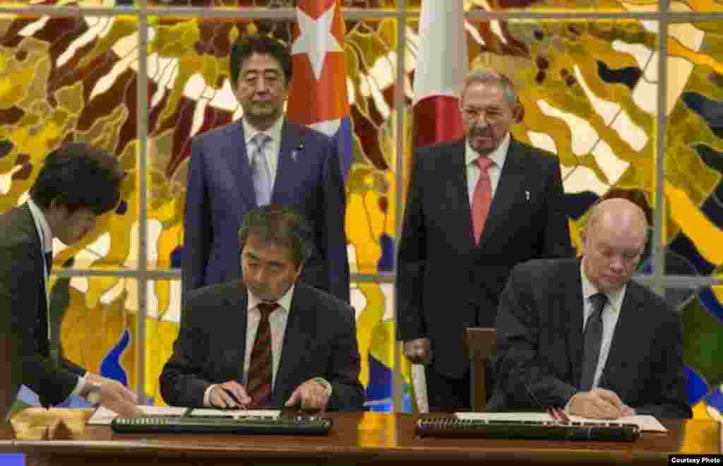 shinzo Abe y Raúl castro presenciqan un intercambio de notas que oficializaron la entrega de un donativo de Japón a Cuba.