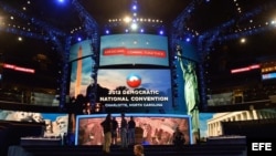 Trabajadores dan los toques finales al escenario principal de la Convención Nacional Demócrata, en el Time Warner Arena en Charlotte (EE. UU.). EFE/BOB PEARSON
