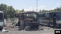 Fotografía del 19 de julio de 2012, y se ve estado en que quedó el autocar turístico tras el atentado antiisraelí en Burgas (Bulgaria). 