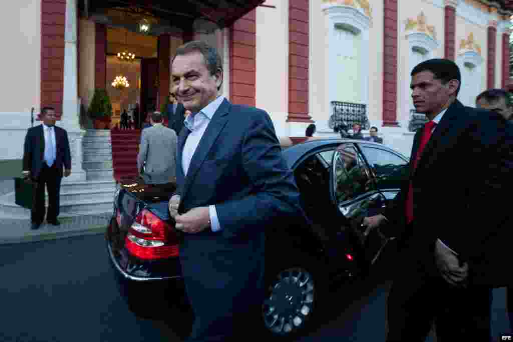 El expresidente del Gobierno español José Luis Rodriguez Zapatero llega a un encuentro con el presidente de Venezuela, Nicolás Maduro, en el Palacio de Miraflores.