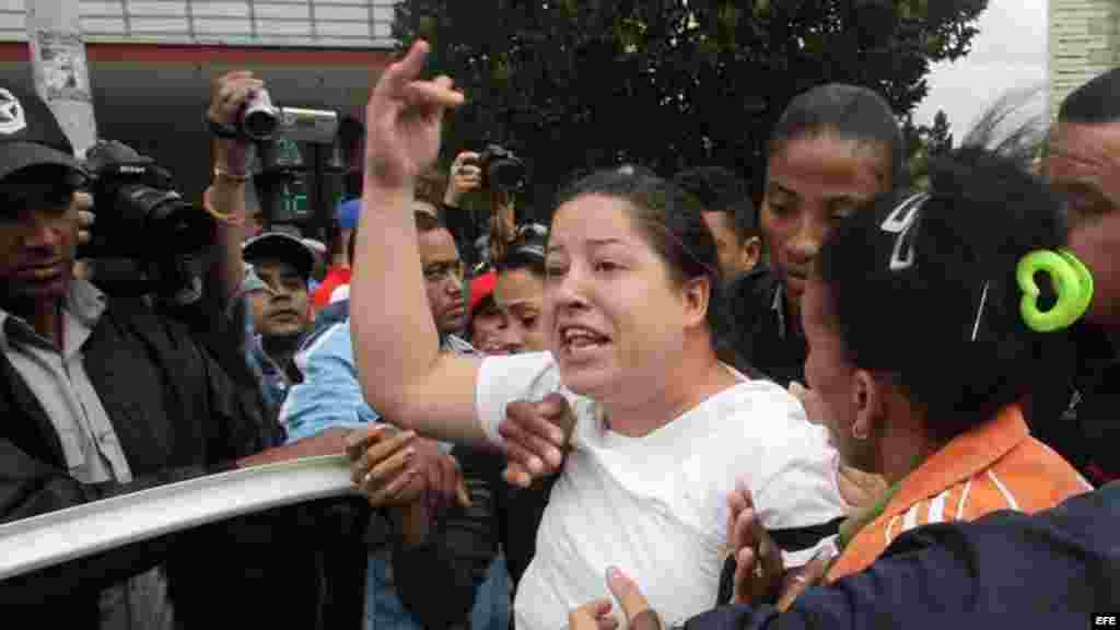 Una Damas de Blanco es arrestada durante una manifestación en una céntrica calle de La Habana.