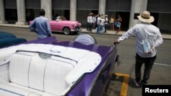 Taxistas a la espera de turistas que alquilen sus almendrones en La Habana. REUTERS/Fernando Medina