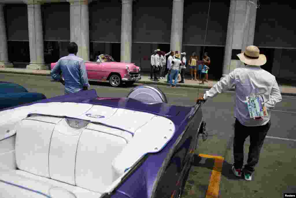 Taxistas a la espera de turistas que alquilen sus almendrones en La Habana. REUTERS/Fernando Medina